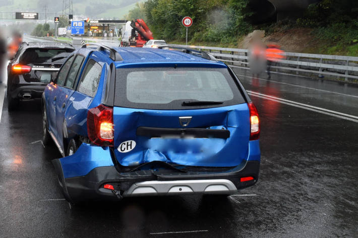 Kollision zwischen mehreren Fahrzeugen auf der A14