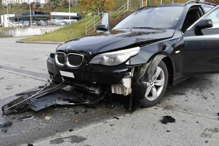 Der BMW hat beim Unfall in Herisau Totalschaden erlitten.