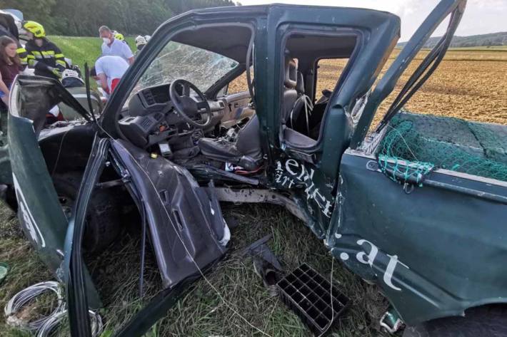 Bei einem Verkehrsunfall wurden zwei Personen verletzt