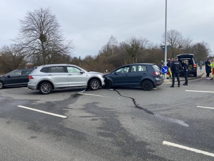 Schwerer Unfall in Kästorf: VW-Fahrer übersieht Golf Plus - eine Person schwer verletzt