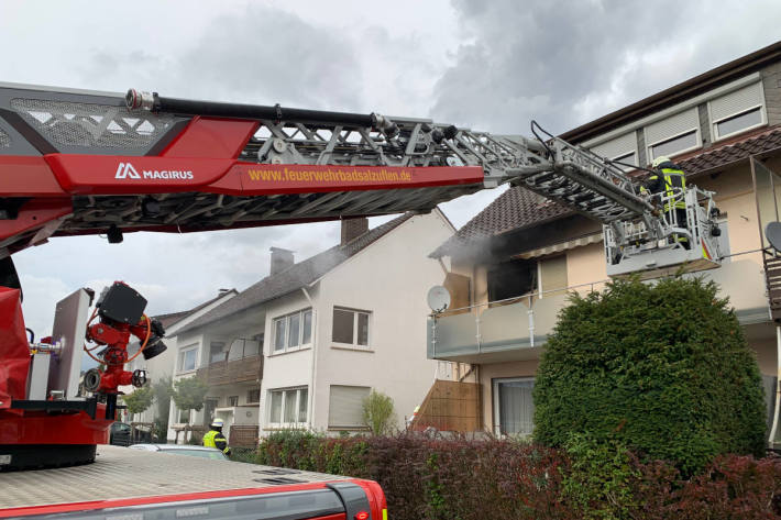 Mensch stirbt bei Wohnungsbrand