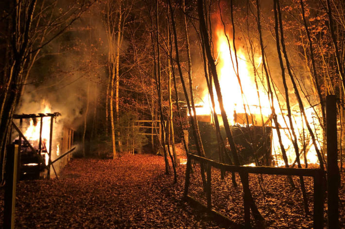 Die Holzschuppen brannten lichterloh.