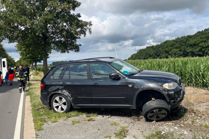 Die Schaufel des Radladers touchierte den BMW.