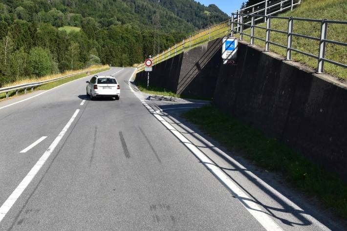 Ein E-Bikefahrer hat ein Auto übersehen.