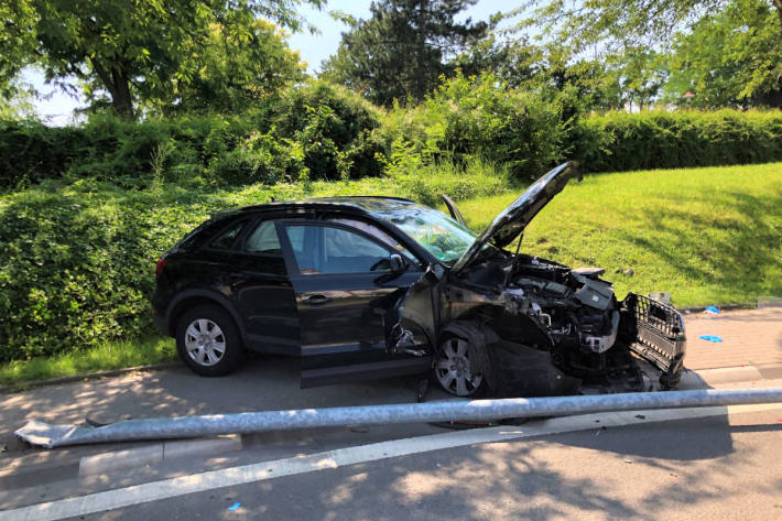 PKW fährt Straßenlaterne um in Worms