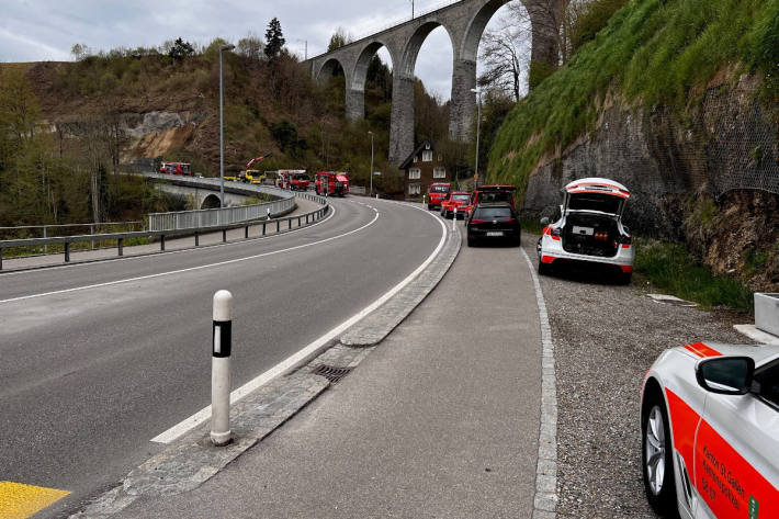  Auto landet in Bachbord
