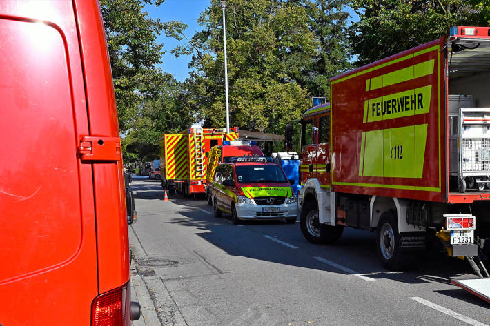 Zwei Frauen wurden von der Feuerwehr aus dem Haus gerettet und schwer verletzt.