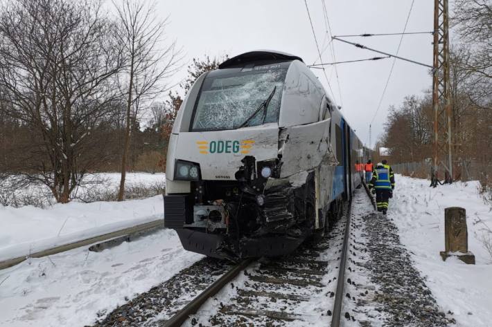 In Altheide entgleiste heute Vormittag ein Zug nach der Kollision mit einem Lkw