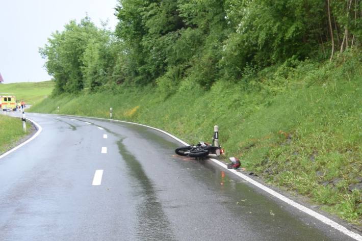 In Hundwil AR ist eine junge Motorradlenkerin verunfallt.