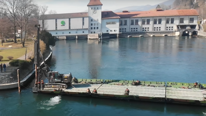 Die Schweizer Armee trainiert regelmässig den Bau und Einsatz von Brückensystemen (Symbolbild)