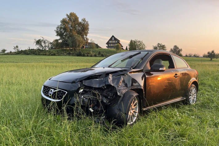 Hellbühl: Alkoholisierter Autofahrer kollidiert mit Strassenlaterne