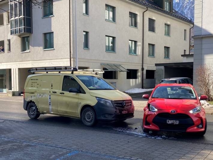 Beim Abbiegen in Lieferwagen gekracht