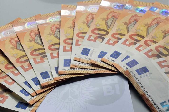 Auf einem Kontoauszugsdrucker lag in Bielefeld eine Tüte mit zahlreichen Geldscheinen - insgesamt ein Betrag von 700 Euro