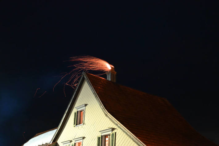 Flammen schlagen aus Schornstein in Goldingen SG