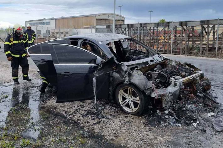 Bei Eintreffen der ersten Einsatzkräfte befand sich das Fahrzeug bereits in Vollbrand