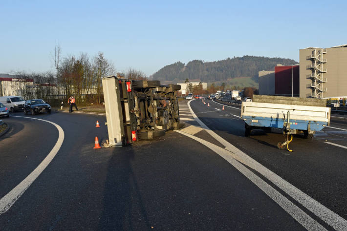 Lieferwagen mit Anhänger auf der A2 bei Dagmersellen kippt auf die Seite