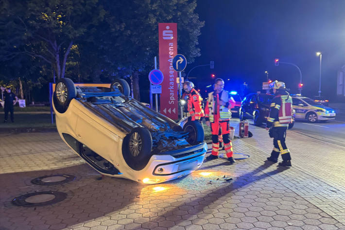 In Folge des Unfalls überschlug sich ein Pkw.