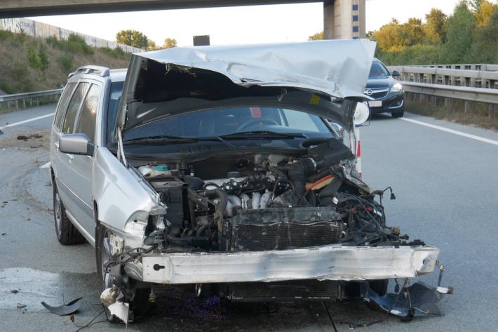 Raser mit BMW provoziert Verkehrsunfall auf der A1