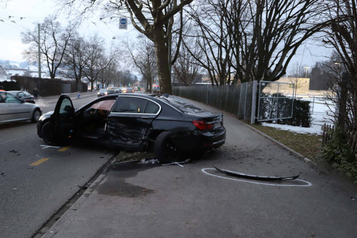 Unfallfahrzeug auf der Zürcher Strasse