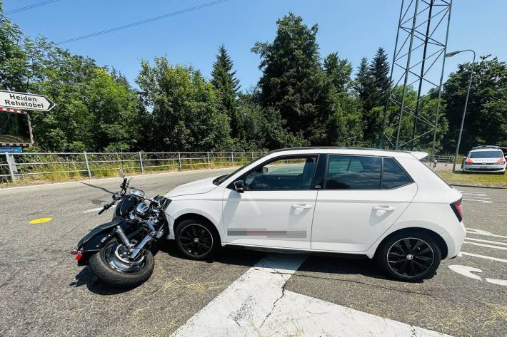 Motorradfahrer nach Kollision verletzt