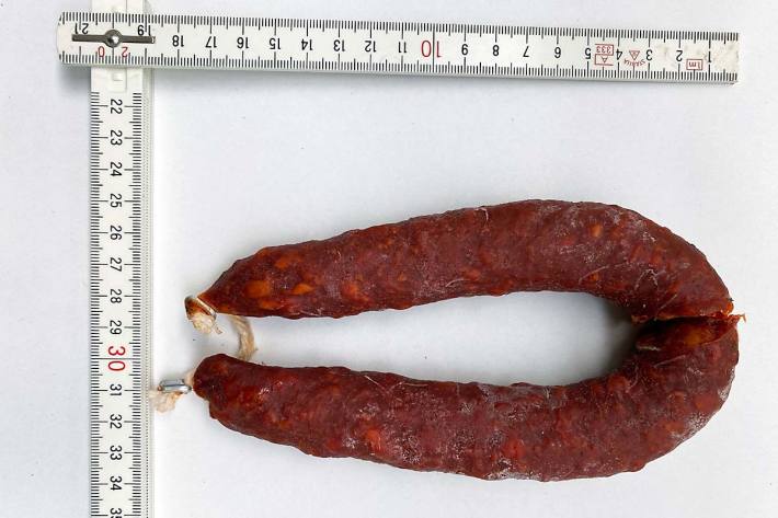 Der Hundehalter fand weiterhin eine Wurst in dem Beet auf, die auf den Bildern dargestellt ist