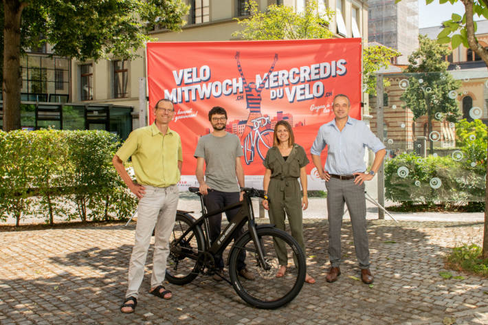 Der Gewinner M. Pauwels aus Bern nimmt in Anwesenheit vom Bundesamt für Energie und Pro Velo Schweiz den Hauptpreis von Velo-Mittwoch entgegen.