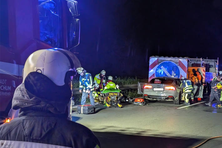 Der Pkw prallte gegen einen Anhänger zur Absicherung einer Baustelle.