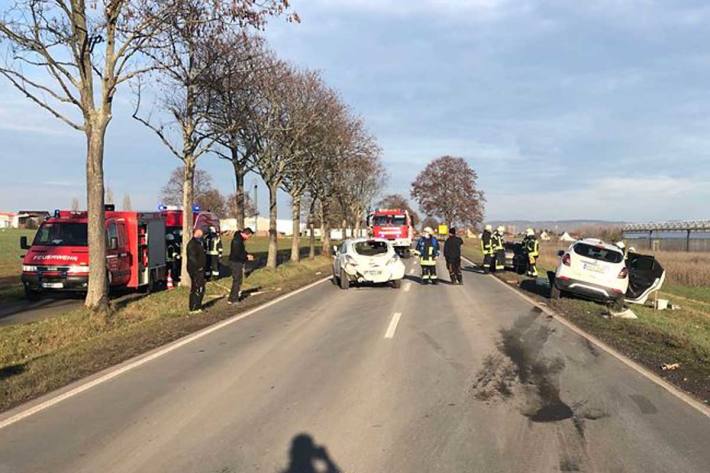 Am Fahrzeug der 22- und des 19-jährigen entsteht in Bad Kreuznach durch den Zusammenstoß einen Totalschaden