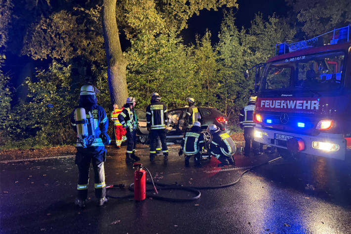 Der Fahrer wurde eingeklemmt und verletzt.