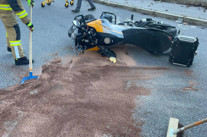 Der Motorradlenker stürzte schwer.