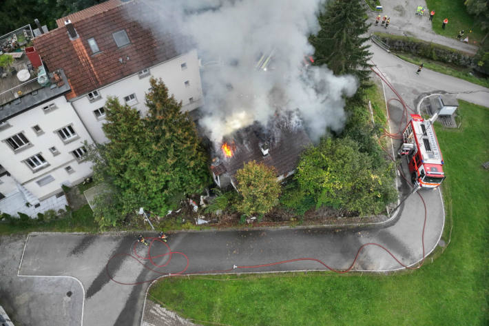 Die Feuerwehr konnte ein Ausweiten des Brandes auf andere Liegenschaften verhindern.