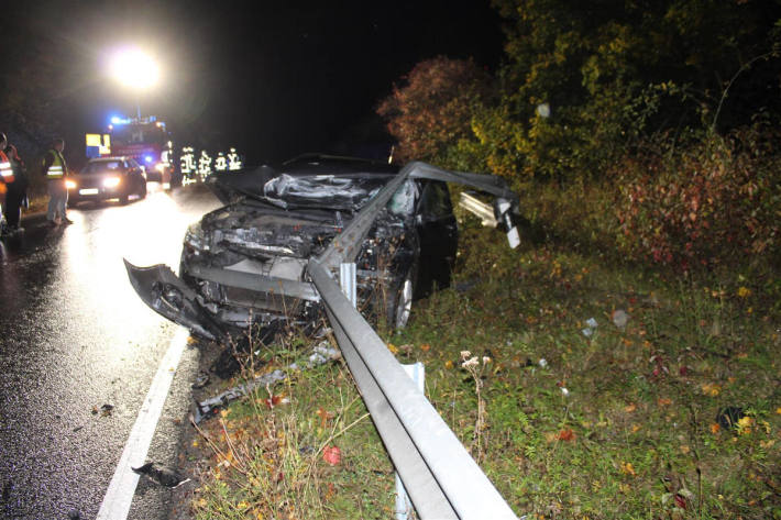 Betrunkener Unfallfahrer flüchtet zu Fuß über die B42