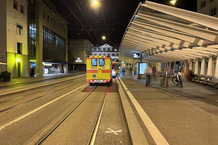 Der Mann wurde bei dem Unfall schwer verletzt und musste ins Spital gebracht werden