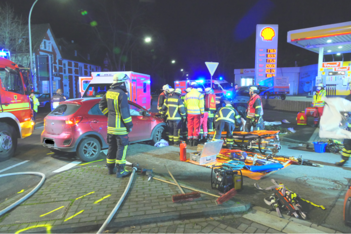 Eine Person wurde durch die Feuerwehr aus dem Auto befreit.