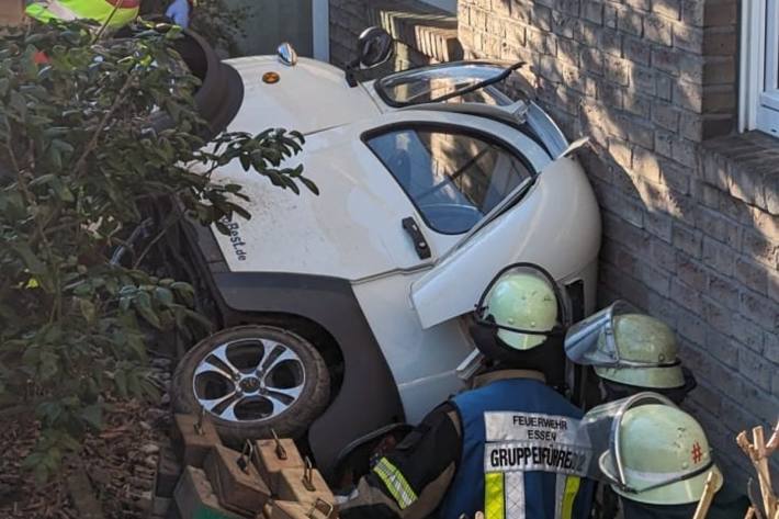 Mit Hilfe einer Seilwinde wurde der Kabinenroller samt Insasse hochgezogen.