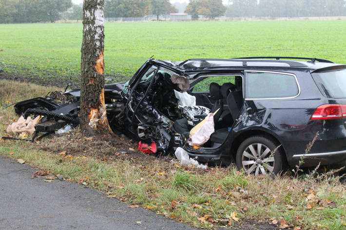 Auf nasser Fahrbahn verlor der Fahrer die Kontrolle.