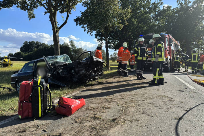 Der Fahrer wurde im Fahrzeug eingeklemmt.
