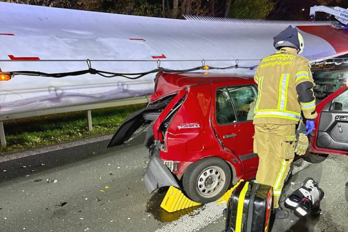 Ein Auto war unter dem Windradflügel eingeklemmt.