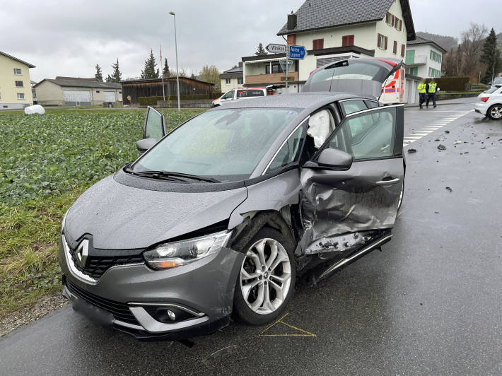 Kollision zwischen zwei Autos – eine Person im Spital