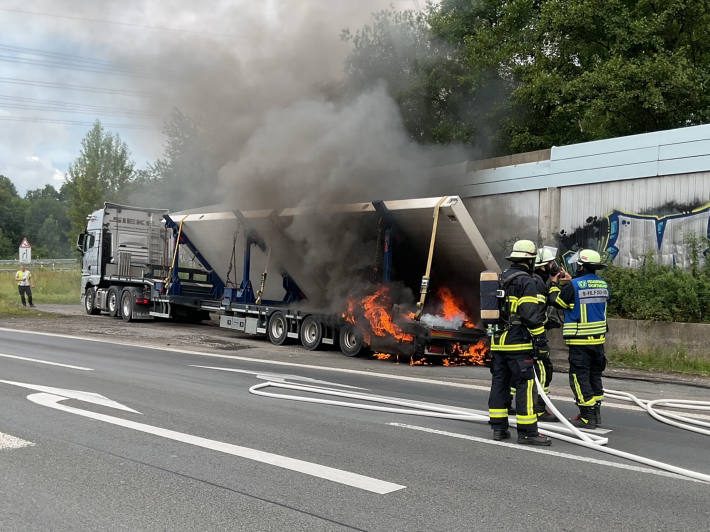 Durch einen Reifenbrand fing der Auflieger Feuer.