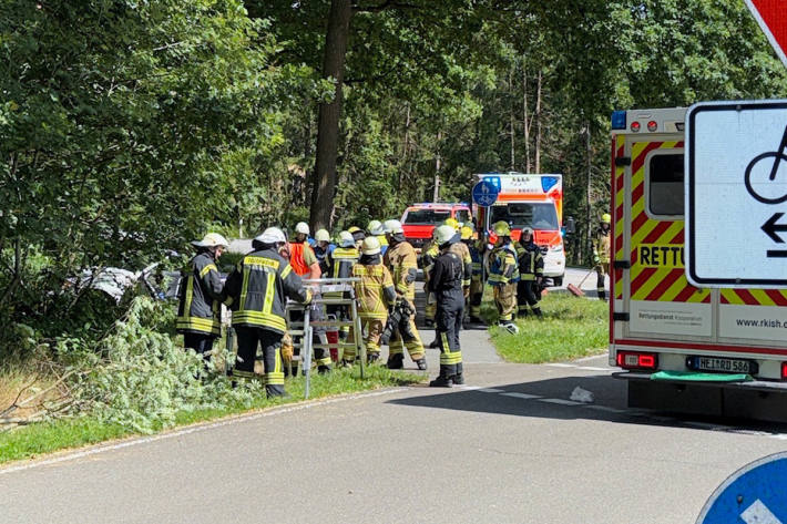 Die Fahrer beider Fahrzeuge wurden unbestimmt verletzt.