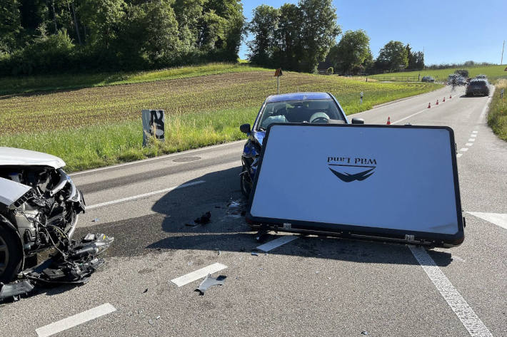 Kollision zwischen zwei Personenwagen bei Hölstein BL