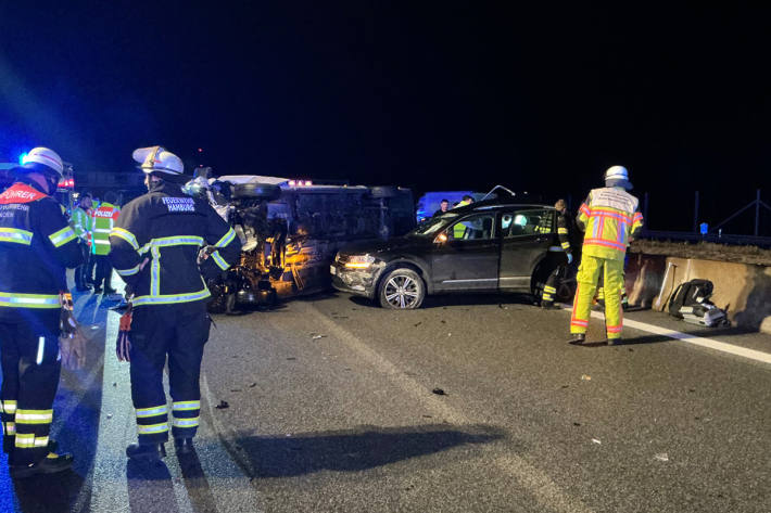 Die beiden Männer im Transporter wurden schwer verletzt.