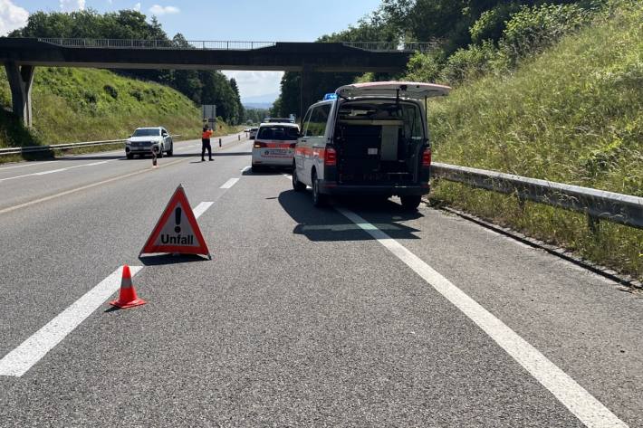 Die Autofahrerin wurde durch den Aufprall verletzt und vom Rettungsdienst ins Spital gebracht