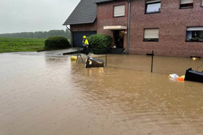 Eine Vielzahl von Häusern im Bereich Angermunder Weg, Kleine und Große Dörnen sind Keller überflutet worden