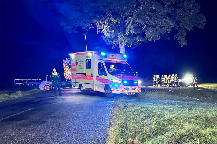 Die Feuerwehr befreite die verletzte Person aus dem Fahrzeug.