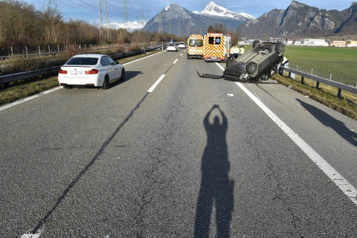 Schwarzer Kombi/Multivan verursacht schweren Unfall beim Einfahren auf die A13