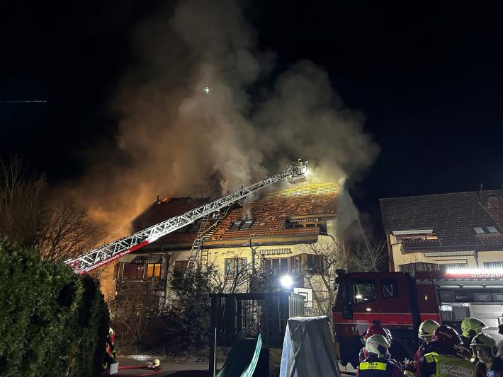 Dachstockbrand in einem Mehrfamilienhaus