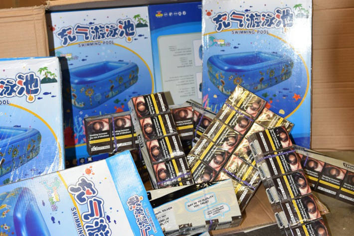 Zigaretten als Kinderplanschbecken getarnt