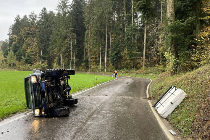 Mit Strassenbord kollidiert und Auto auf die Seite gekippt